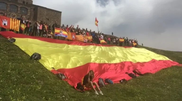 FOTOGRAFÍA. SAN LORENZO DEL MUNT (VALLÉS OCCIDENTAL) BARCELONA (CATALUÑA) REINO DE ESPAÑA, 27 DE MAYO DE 2018. Más de 200 catalanes, en su mayoría vecinos de Terrassa, despliegan una gigante bandera de España de 25 metros de largo por 9 metros de ancho esta mañana a la cima de la Mola, la montaña más alta del parque natural del macizo de San Lorenzo del Munt y del Obac con 1104 metros de altitud, en la comarca del Vallés Occidental, provincia de Barcelona, Comunidad Autónoma de Cataluña (Reino de España), en marco de las protestas patriotas estalladas tras los golpes de estado separatistas del 1 de octubre, 10 de octubre y 27 de octubre de 2017. Lasvocesdelpueblo (Ñ Pueblo)