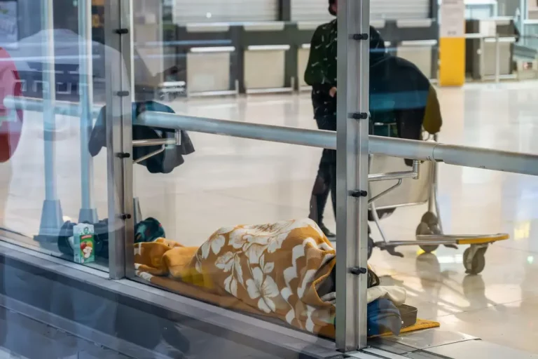 FOTOGRAFÍA. MADRID (REINO DE ESPAÑA), 07 DE MARZO DE 2025. Aeropuertos Españoles y Navegación Aérea (Aena) no ha desalojado este viernes a las quinientas personas sin hogar que duermen en el aeropuerto Adolfo Suárez Madrid-Barajas ni ha controlado los accesos a las instalaciones aeroportuarias para que solamente puedan entrar las personas con la documentación necesaria. Lasvocesdelpueblo (Ñ Pueblo)