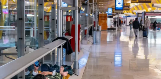 FOTOGRAFÍA. MADRID (REINO DE ESPAÑA), 07 DE MARZO DE 2025. Aeropuertos Españoles y Navegación Aérea (Aena) no ha desalojado este viernes a las quinientas personas sin hogar que duermen en el aeropuerto Adolfo Suárez Madrid-Barajas ni ha controlado los accesos a las instalaciones aeroportuarias para que solamente puedan entrar las personas con la documentación necesaria. Lasvocesdelpueblo (Ñ Pueblo)