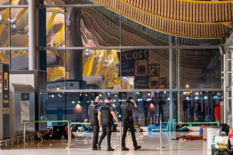 FOTOGRAFÍA. MADRID (REINO DE ESPAÑA), 07 DE MARZO DE 2025. Aeropuertos Españoles y Navegación Aérea (Aena) no ha desalojado este viernes a las quinientas personas sin hogar que duermen en el aeropuerto Adolfo Suárez Madrid-Barajas ni ha controlado los accesos a las instalaciones aeroportuarias para que solamente puedan entrar las personas con la documentación necesaria. Lasvocesdelpueblo (Ñ Pueblo)