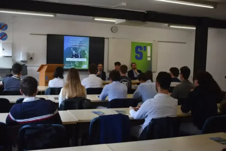 FOTOGRAFÍA. BARCELONA (CATALUÑA) REINO DE ESPAÑA, 07 DE MAYO DE 2025. El analista económico de "Libre Mercado" y miembro del Instituto Juan de Mariana, Manuel Llamas Fraga; y doctor en Economía y director general del "think tank" Civismo, Albert Guivernau; participan en la conferencia "El futuro incierto de las pensiones: ¿llegaremos a tiempo?", que organiza la entidad de la juventud catalana S'ha Acabat!, en la Universidad de Barcelona (UB), este miércoles. La presentación del acto corrió a cargo de Carlos Caballero, mientras que la moderación fue conducida por Pau Alarcón; entre otros miembros de la asociación, estuve presente la presidente de S'ha Acabat!, Andrea Llopart Gonzalo. Lasvocesdelpueblo (Ñ Pueblo)