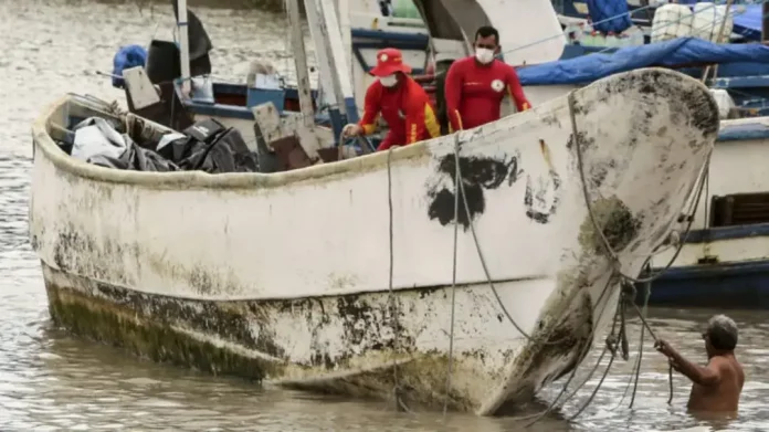 inmigrantes ilegales, inmigración, naufragio, cayuco, muerte en el mar, Mar Mediterraneo, indocumentados, (1) FOTOGRAFÍA. PARÁ (BRASIL), 15 DE ABRIL DE 2024. Detalle de una imagen de la embarcación de tráfico de inmigrantes ilegales encontrada en el estado de Pará, en la Amazonía brasileña. HECHOS RELACIONADOS, PATERNA (VALENCIA) REINO DE ESPAÑA, 30 DE MAYO DE 2025. El 13 de abril se cumplió un año desde que unos pescadores de la bahía de Maiaú, en Pará (nordeste de Brasil), encontraron a la deriva una embarcación blanca y azul celeste de unos quince metros de eslora con nueve cadáveres de inmigrantes ilegales muy deteriorados a bordo, 27 móviles y dos documentos de identidad: uno de Mauritania y otro de Mali. Efe