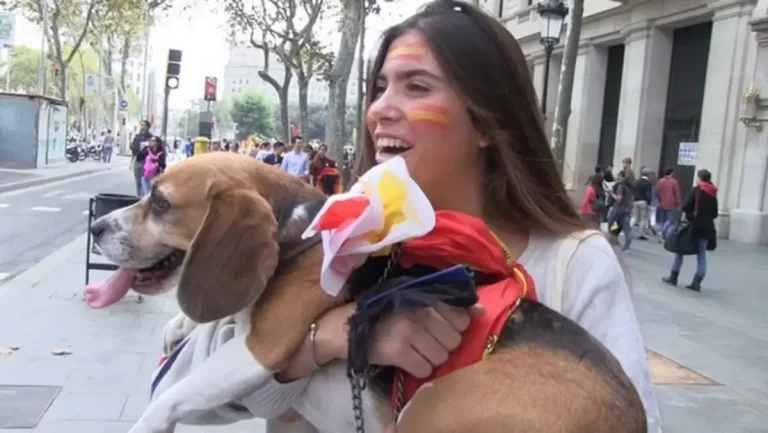 FOTOGRAFÍA. BARCELONA (CATALUÑA) REINO ESPAÑA, 12 DE OCTUBRE DE 2025. Una joven catalana eufórica tras la manifestación y concentración por el Día Nacional del Reino de España, Doce Octubre (12 Octubre) de 2015. La marcha pacífica transcurrió desde Paseo de Gracia hasta Plaza de Cataluña de Barcelona. Lasvocesdelpueblo (Ñ Pueblo).