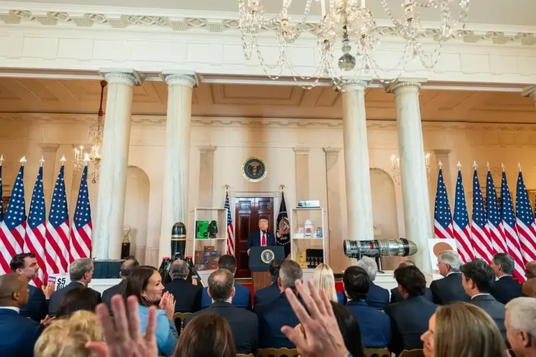 FOTOGRAFÍA. WASHINGTON (ESTADOS UNIDOS DE AMÉRICA), PRIMERO D EMAYO DE 2025. El presidente de United States of America (USA) y líder de la formación patriota Partido Republicano, Donald John Trump da la bienvenida a los principales líderes empresariales con sedes en USA en la Casa Blanca (presidencia del país) y celebra los "billones de dólares en nuevas inversiones estadounidenses, después las primeras semanas de sus políticas comerciales arancelarias, abriendo paso a un nuevo acuerdo comercial internacional más justo y libre con el resto de países del planeta Tierra. Toda la agenda económica de Trump se centra en "facilitar los negocios en Estados Unidos de América (EEUU), la creación de empleos y la construcción de fábricas aquí en de los EEUU", aseguran fuentes de La Casa Blanca este Día de los Trabajadores, Primero de Mayo 2025. Lasvocesdelpueblo (Ñ Pueblo)