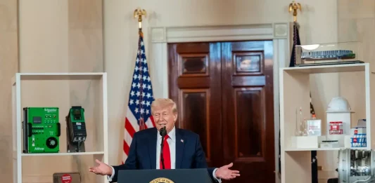 FOTOGRAFÍA. WASHINGTON (ESTADOS UNIDOS DE AMÉRICA), PRIMERO D EMAYO DE 2025. El presidente de United States of America (USA) y líder de la formación patriota Partido Republicano, Donald John Trump da la bienvenida a los principales líderes empresariales con sedes en USA en la Casa Blanca (presidencia del país) y celebra los "billones de dólares en nuevas inversiones estadounidenses, después las primeras semanas de sus políticas comerciales arancelarias, abriendo paso a un nuevo acuerdo comercial internacional más justo y libre con el resto de países del planeta Tierra. Toda la agenda económica de Trump se centra en "facilitar los negocios en Estados Unidos de América (EEUU), la creación de empleos y la construcción de fábricas aquí en de los EEUU", aseguran fuentes de La Casa Blanca este Día de los Trabajadores, Primero de Mayo 2025. Lasvocesdelpueblo (Ñ Pueblo)