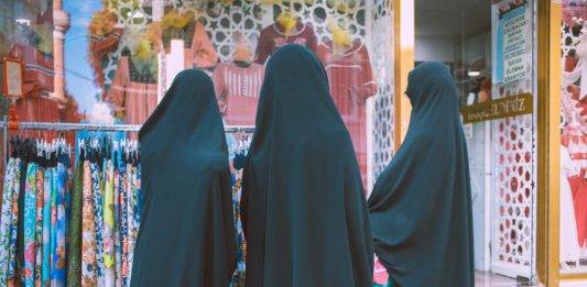 FOTOGRAFÍA. GAVÁ (BARCELONA) CATALUÑA (REINO DE ESPAÑA), 30 DE MAYO DE 2025. Detalle de supuestas mujeres luciendo ropa islamistas. El grupo municipal de VOX en el Ayuntamiento de Gavà, municipio de la Comarca del Bajo Llobregat en la provincia de Barcelona (Cataluña), ha denunciado hoy públicamente la celebración de la "4ª Edición de las Jornadas Marroquíes", previstas para este fin de semana en la ciudad, así como la prevista "recepción institucional a una delegación del Reino de Marruecos en el pleno municipal". VOX/Lasvocesdelpueblo (Ñ Pueblo)