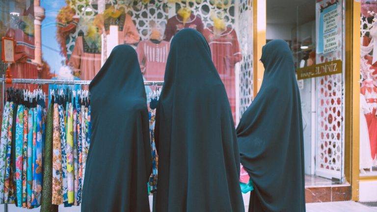 FOTOGRAFÍA. GAVÁ (BARCELONA) CATALUÑA (REINO DE ESPAÑA), 30 DE MAYO DE 2025. Detalle de supuestas mujeres luciendo ropa islamistas. El grupo municipal de VOX en el Ayuntamiento de Gavà, municipio de la Comarca del Bajo Llobregat en la provincia de Barcelona (Cataluña), ha denunciado hoy públicamente la celebración de la "4ª Edición de las Jornadas Marroquíes", previstas para este fin de semana en la ciudad, así como la prevista "recepción institucional a una delegación del Reino de Marruecos en el pleno municipal". VOX/Lasvocesdelpueblo (Ñ Pueblo)