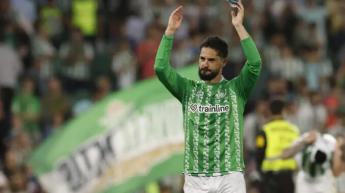 FOTOGRAFÍA. SEVILLA (ANDALUCÍA) REINO DE ESPAÑA, 23 DE MAYO DE 2025. El centrocampista del Betis Isco Alarcón al término del partido de la última jornada de LaLiga de fútbol que Real Betis y Valencia CF disputaron en el estadio Benito Villamarín, en Sevilla. Efe