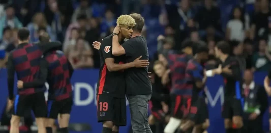 FOTOGRAFÍA. CORNELLÁ DE LLOBREGAT (BARCELONA) CATALUÑA (REINO DE ESPAÑA, 15 DE MAYO DE 2025. El delantero del FC Barcelona, Lamine Yamal y el técnico alemán Hansi Flick, tras conseguir el segundo gol del equipo blaugrana durante el encuentro correspondiente a la jornada 36 de LaLiga EA Sports que RCD Espanyol y FC Barcelona disputaron en el RCDE Stadium, en Cornellá de Llobregat, Barcelona. Efe