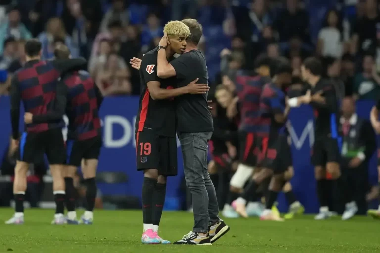 FOTOGRAFÍA. CORNELLÁ DE LLOBREGAT (BARCELONA) CATALUÑA (REINO DE ESPAÑA, 15 DE MAYO DE 2025. El delantero del FC Barcelona, Lamine Yamal y el técnico alemán Hansi Flick, tras conseguir el segundo gol del equipo blaugrana durante el encuentro correspondiente a la jornada 36 de LaLiga EA Sports que RCD Espanyol y FC Barcelona disputaron en el RCDE Stadium, en Cornellá de Llobregat, Barcelona. Efe