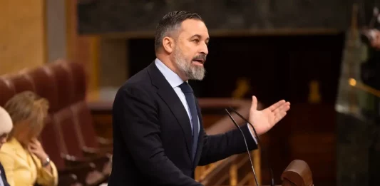 FOTOGRAFÍA. MADRID (REINO DE ESPAÑA), 07 D EMAYO DE 2025. El presidente de VOX y líder de la coalición patriota europea Patriots of Europe (Patriotas por Europa), Santiago Abascal Conde (en la imagen), ha comparecido esta mañana en el Congreso para denunciar la "situación de absoluta indefensión" que atraviesa España tras el histórico apagón de la semana pasada, y ha exigido la dimisión inmediata del presidente del Gobierno de España y secretario general del Partido Socialista (PSOE), Pedro Sánchez Pérez-Castejón, por "ser incapaz de garantizar lo más elemental: la seguridad y la defensa nacional". Lasvocesdelpueblo (Ñ Pueblo)