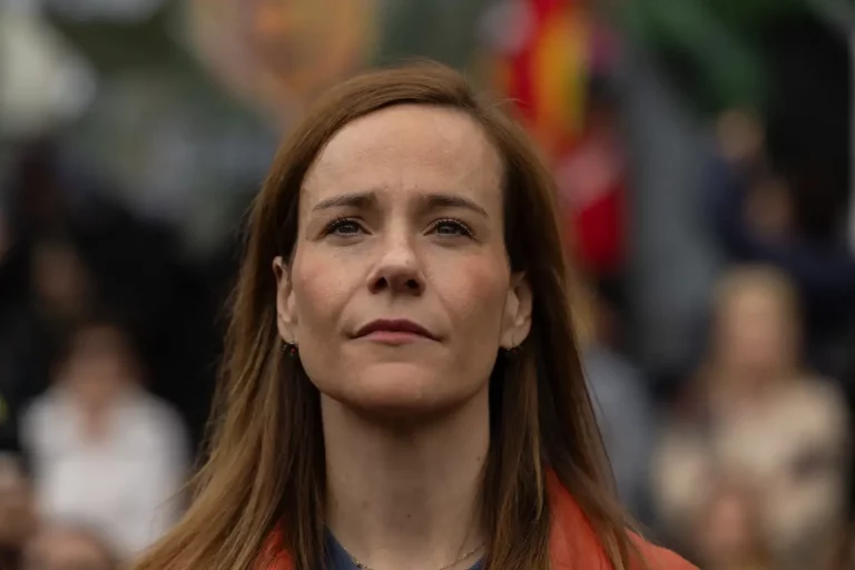 FOTOGRAFÍA. FUENLABRADA (MADRID) REINO DE ESPAÑA, PRIMERO DE MAYO 2025. El presidente de VOX y Patriots of Europe, Santiago Abascal Conde; la portavoz de VOX en la Asamblea de Madrid y Portavoz Nacional de Agenda España, Isabel Pérez Moñino-Aranda; junto al presidente del Sindicato SOLIDARIDAD para la Defensa de los Trabajadores de España, Rodrigo Alonso Fernandez; y al secretario general de Solidaridad, Jordi Albert de la Fuente Miró (Jordi de la Fuente); participan este Primero de Mayo de 2025, a la concentración convocada por esta organización sindical patriota española, bajo lema "¡Recuperarlo todo! 1 de Mayo porque, dice el cartel, las políticas globalistas y WOKE del bipartidismo (Partido Popular y Partido Socialista) ya han dejado a la juventud española "sin curro (trabajo), sin casa y sin seguridad". Lasvocesdelpueblo (Ñ Pueblo)