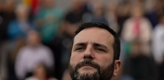 FOTOGRAFÍA. FUENLABRADA (MADRID) REINO DE ESPAÑA, PRIMERO DE MAYO 2025. El presidente de VOX y Patriots of Europe, Santiago Abascal Conde; la portavoz de VOX en la Asamblea de Madrid y Portavoz Nacional de Agenda España, Isabel Pérez Moñino-Aranda; junto al presidente del Sindicato SOLIDARIDAD para la Defensa de los Trabajadores de España, Rodrigo Alonso Fernandez; y al secretario general de Solidaridad, Jordi Albert de la Fuente Miró (Jordi de la Fuente); participan este Primero de Mayo de 2025, a la concentración convocada por esta organización sindical patriota española, bajo lema "¡Recuperarlo todo! 1 de Mayo porque, dice el cartel, las políticas globalistas y WOKE del bipartidismo (Partido Popular y Partido Socialista) ya han dejado a la juventud española "sin curro (trabajo), sin casa y sin seguridad". Lasvocesdelpueblo (Ñ Pueblo)