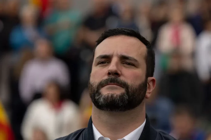 FOTOGRAFÍA. FUENLABRADA (MADRID) REINO DE ESPAÑA, PRIMERO DE MAYO 2025. El presidente de VOX y Patriots of Europe, Santiago Abascal Conde; la portavoz de VOX en la Asamblea de Madrid y Portavoz Nacional de Agenda España, Isabel Pérez Moñino-Aranda; junto al presidente del Sindicato SOLIDARIDAD para la Defensa de los Trabajadores de España, Rodrigo Alonso Fernandez; y al secretario general de Solidaridad, Jordi Albert de la Fuente Miró (Jordi de la Fuente); participan este Primero de Mayo de 2025, a la concentración convocada por esta organización sindical patriota española, bajo lema "¡Recuperarlo todo! 1 de Mayo porque, dice el cartel, las políticas globalistas y WOKE del bipartidismo (Partido Popular y Partido Socialista) ya han dejado a la juventud española "sin curro (trabajo), sin casa y sin seguridad". Lasvocesdelpueblo (Ñ Pueblo)
