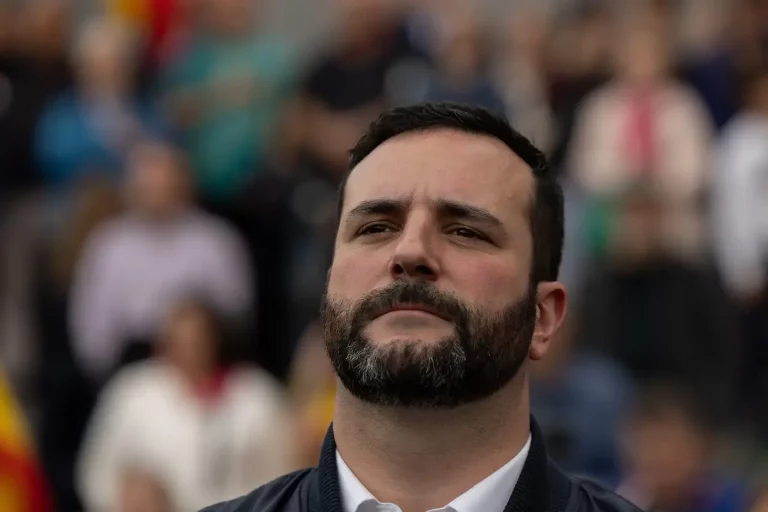 FOTOGRAFÍA. FUENLABRADA (MADRID) REINO DE ESPAÑA, PRIMERO DE MAYO 2025. El presidente de VOX y Patriots of Europe, Santiago Abascal Conde; la portavoz de VOX en la Asamblea de Madrid y Portavoz Nacional de Agenda España, Isabel Pérez Moñino-Aranda; junto al presidente del Sindicato SOLIDARIDAD para la Defensa de los Trabajadores de España, Rodrigo Alonso Fernandez; y al secretario general de Solidaridad, Jordi Albert de la Fuente Miró (Jordi de la Fuente); participan este Primero de Mayo de 2025, a la concentración convocada por esta organización sindical patriota española, bajo lema "¡Recuperarlo todo! 1 de Mayo porque, dice el cartel, las políticas globalistas y WOKE del bipartidismo (Partido Popular y Partido Socialista) ya han dejado a la juventud española "sin curro (trabajo), sin casa y sin seguridad". Lasvocesdelpueblo (Ñ Pueblo)