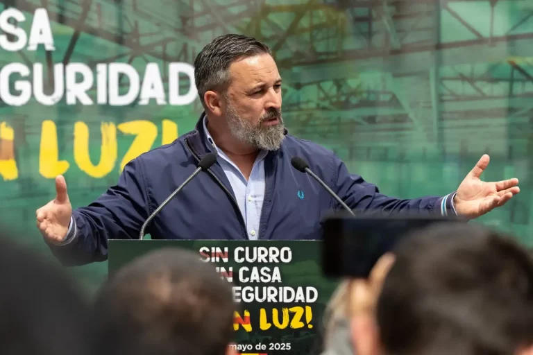 FOTOGRAFÍA. FUENLABRADA (MADRID) REINO DE ESPAÑA, PRIMERO DE MAYO 2025. El presidente de VOX y Patriots of Europe, Santiago Abascal Conde (en la imagen); la portavoz de VOX en la Asamblea de Madrid y Portavoz Nacional de Agenda España, Isabel Pérez Moñino-Aranda; junto al presidente del Sindicato SOLIDARIDAD para la Defensa de los Trabajadores de España, Rodrigo Alonso Fernandez; y al secretario general de Solidaridad, Jordi Albert de la Fuente Miró (Jordi de la Fuente); participan este Primero de Mayo de 2025, a la concentración convocada por esta organización sindical patriota española, bajo lema "¡Recuperarlo todo! 1 de Mayo porque, dice el cartel, las políticas globalistas y WOKE del bipartidismo (Partido Popular y Partido Socialista) ya han dejado a la juventud española "sin curro (trabajo), sin casa y sin seguridad". Lasvocesdelpueblo (Ñ Pueblo)