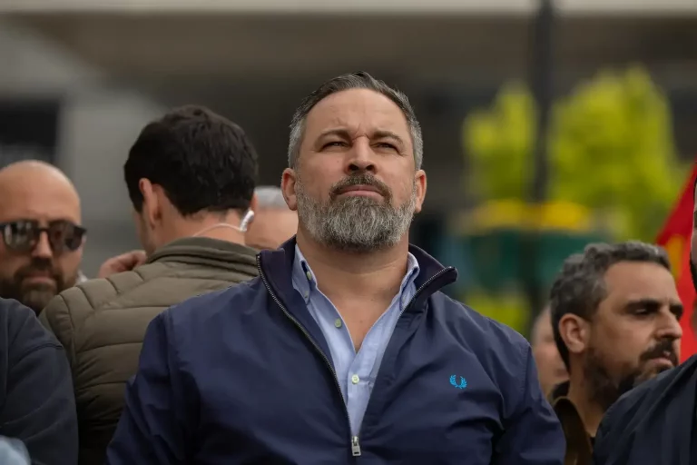 FOTOGRAFÍA. FUENLABRADA (MADRID) REINO DE ESPAÑA, PRIMERO DE MAYO 2025. El presidente de VOX y Patriots of Europe, Santiago Abascal Conde (en la imagen); la portavoz de VOX en la Asamblea de Madrid y Portavoz Nacional de Agenda España, Isabel Pérez Moñino-Aranda; junto al presidente del Sindicato SOLIDARIDAD para la Defensa de los Trabajadores de España, Rodrigo Alonso Fernandez; y al secretario general de Solidaridad, Jordi Albert de la Fuente Miró (Jordi de la Fuente); participan este Primero de Mayo de 2025, a la concentración convocada por esta organización sindical patriota española, bajo lema "¡Recuperarlo todo! 1 de Mayo porque, dice el cartel, las políticas globalistas y WOKE del bipartidismo (Partido Popular y Partido Socialista) ya han dejado a la juventud española "sin curro (trabajo), sin casa y sin seguridad". Lasvocesdelpueblo (Ñ Pueblo)