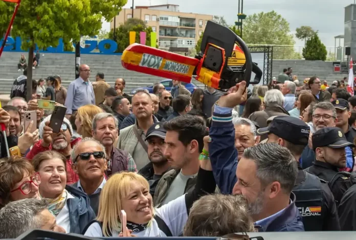 FOTOGRAFÍA. FUENLABRADA (MADRID) REINO DE ESPAÑA, PRIMERO DE MAYO 2025. El presidente de VOX y Patriots of Europe, Santiago Abascal Conde (en la imagen con una "Motosierra VOX", dejando entender que su Gobierno recortará el Estado cuando VOX llegue al poder en el país); la portavoz de VOX en la Asamblea de Madrid y Portavoz Nacional de Agenda España, Isabel Pérez Moñino-Aranda; junto al presidente del Sindicato SOLIDARIDAD para la Defensa de los Trabajadores de España, Rodrigo Alonso Fernandez; y al secretario general de Solidaridad, Jordi Albert de la Fuente Miró (Jordi de la Fuente); participan este Primero de Mayo de 2025, a la concentración convocada por esta organización sindical patriota española, bajo lema "¡Recuperarlo todo! 1 de Mayo porque, dice el cartel, las políticas globalistas y WOKE del bipartidismo (Partido Popular y Partido Socialista) ya han dejado a la juventud española "sin curro (trabajo), sin casa y sin seguridad". Lasvocesdelpueblo (Ñ Pueblo)