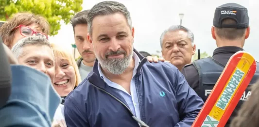 FOTOGRAFÍA. FUENLABRADA (MADRID) REINO DE ESPAÑA, PRIMERO DE MAYO 2025. El presidente de VOX y Patriots of Europe, Santiago Abascal Conde (en la imagen con una "Motosierra VOX", dejando entender que su Gobierno recortará el Estado cuando VOX llegue al poder en el país); la portavoz de VOX en la Asamblea de Madrid y Portavoz Nacional de Agenda España, Isabel Pérez Moñino-Aranda; junto al presidente del Sindicato SOLIDARIDAD para la Defensa de los Trabajadores de España, Rodrigo Alonso Fernandez; y al secretario general de Solidaridad, Jordi Albert de la Fuente Miró (Jordi de la Fuente); participan este Primero de Mayo de 2025, a la concentración convocada por esta organización sindical patriota española, bajo lema "¡Recuperarlo todo! 1 de Mayo porque, dice el cartel, las políticas globalistas y WOKE del bipartidismo (Partido Popular y Partido Socialista) ya han dejado a la juventud española "sin curro (trabajo), sin casa y sin seguridad". Lasvocesdelpueblo (Ñ Pueblo)
