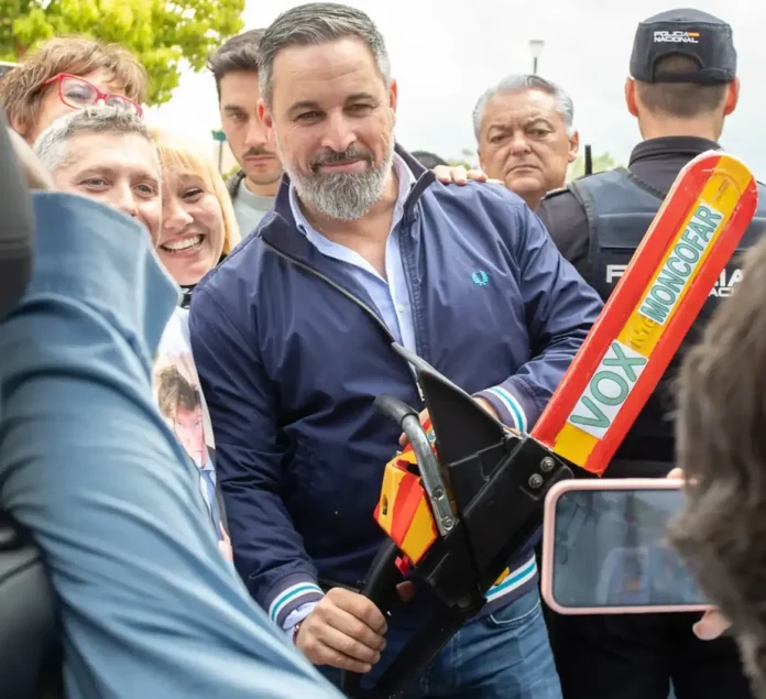 FOTOGRAFÍA. FUENLABRADA (MADRID) REINO DE ESPAÑA, PRIMERO DE MAYO 2025. El presidente de VOX y Patriots of Europe, Santiago Abascal Conde (en la imagen con una "Motosierra VOX", dejando entender que su Gobierno recortará el Estado cuando VOX llegue al poder en el país); la portavoz de VOX en la Asamblea de Madrid y Portavoz Nacional de Agenda España, Isabel Pérez Moñino-Aranda; junto al presidente del Sindicato SOLIDARIDAD para la Defensa de los Trabajadores de España, Rodrigo Alonso Fernandez; y al secretario general de Solidaridad, Jordi Albert de la Fuente Miró (Jordi de la Fuente); participan este Primero de Mayo de 2025, a la concentración convocada por esta organización sindical patriota española, bajo lema "¡Recuperarlo todo! 1 de Mayo porque, dice el cartel, las políticas globalistas y WOKE del bipartidismo (Partido Popular y Partido Socialista) ya han dejado a la juventud española "sin curro (trabajo), sin casa y sin seguridad". Lasvocesdelpueblo (Ñ Pueblo)