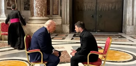 FOTOGRAFÍA. CIUDAD DEL VATICANO (EL VATICANO), 26 DE ABRIL DE 2025. El presidente de los Estados Unidos de América (EEUU), Donald John Trump (i), se ha reunido la mañana de este sábado, en privado, con el presidente ucraniano, Volodymyr Zelensky (d), en la Basílica de San Pedro en la Ciudad del Vaticano esta mañana, antes de asistir a la Misa exequial por la santidad de Jorge Mario Bergoglio (papa Francisco), fallecido la mañana del pasado lunes de Pascua. Yulia Svyrydenko/Lasvocesdelpueblo (Ñ Pueblo)