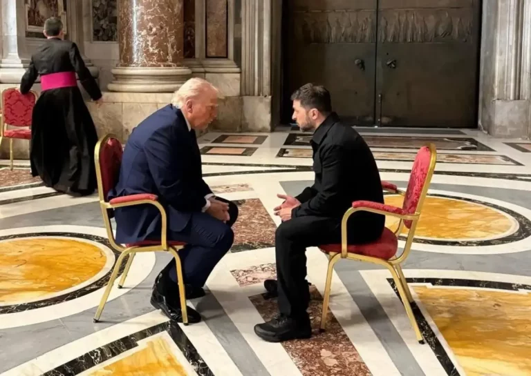 FOTOGRAFÍA. CIUDAD DEL VATICANO (EL VATICANO), 26 DE ABRIL DE 2025. El presidente de los Estados Unidos de América (EEUU), Donald John Trump (i), se ha reunido la mañana de este sábado, en privado, con el presidente ucraniano, Volodymyr Zelensky (d), en la Basílica de San Pedro en la Ciudad del Vaticano esta mañana, antes de asistir a la Misa exequial por la santidad de Jorge Mario Bergoglio (papa Francisco), fallecido la mañana del pasado lunes de Pascua. Yulia Svyrydenko/Lasvocesdelpueblo (Ñ Pueblo)