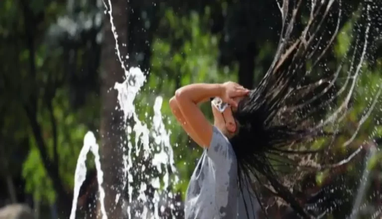 FOTOGRAFÍA. CÓRDOBA (ANDALUCÍA) REINO DE ESPAÑA, 25 DE AGOSTO DE 2020. Una chica se refresca en una de las fuentes de la ciudad de Córdoba para aliviar las altas temperaturas. Efe 