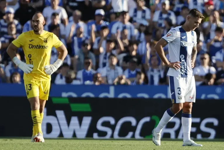 FOTOGRAFÍA. LEGANÉS (COMUNIDAD DE MADRID) REINO DE ESPAÑA, 24 DE MAYO DE 2025. portero del Leganés Marko Dmitrovic (i) y el defensa Jorge Sáenz, tras el partido de LaLiga de fútbol que CD Leganés y Real Valladolid disputaron en el estadio de Butarque, cuando se consumó el descenso del equipo madrileño. Efe