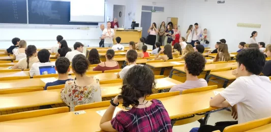 FOTOGRAFÍA. SEVILLA (ANADALUCÍA) REINO DE ESPAÑA, 29 D EMAYO DE 2025. Detalle de varios estudiantes registrados en una aula de la Universidad de Sevilla (US). Lasvocesdelpueblo (Ñ pueblo)