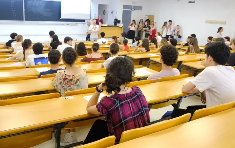 FOTOGRAFÍA. SEVILLA (ANADALUCÍA) REINO DE ESPAÑA, 29 D EMAYO DE 2025. Detalle de varios estudiantes registrados en una aula de la Universidad de Sevilla (US). Lasvocesdelpueblo (Ñ pueblo)