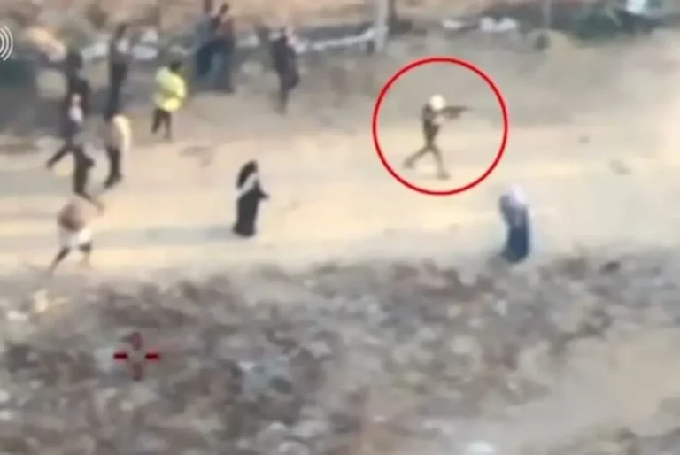 FOTOGRAFÍA. KHAN YUNIS (FRAN DE GAZA), 01 DE JUNIO DE 2025. Las Fuerzas de Defensa de Israel (FDI), profesional del Ejercito israelí Tzáhal, han difundido hoy, domingo 1 de junio de 2025, imágenes captadas por drones que muestran a los terroristas islamofascistas armados y enmascarados del Hamás ISIS atacando a tiro real a los civiles gazatíes que intentaban recoger ayuda humanitaria, en el sur de Khan Yunis (Franja de Gaza). Captura video Tzáhal/Lasvocesdelpueblo (Ñ Pueblo)