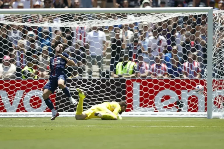 FOTOGRAFÍA. PASADENA (CALIFORNIA) ESTADOS UNIDOS DE AMÉRICA, EEUU, 15 DE JUNIO DE 2025. Vitinha anotó el segundo gol del PSG ante el lamento del portero Jan Oblak, del Atlético de Madrid, en el Mundial de Clubes. Efe
