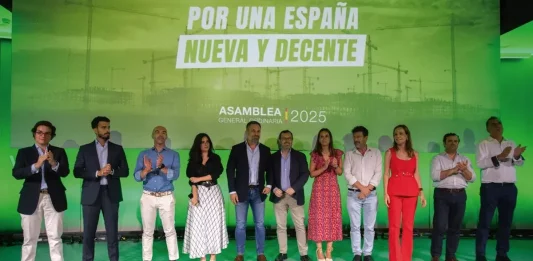 FOTOGRAFÍA. MADRID (REINO DE ESPAÑA), 29 DE JUNIO DE 2025. El presidente de esta organización política y de Patriots of Europe, Santiago Abascal Conde; el secretario General, Ignacio Garriga Vaz de Conceiçao; de la portavoz de Agenda España y portavoz del Grupo Parlamentario en la Asamblea de Madrid, Isabel Pérez Moñino-Aranda; del portavoz adjunto del Grupo Parlamentario en el Congreso de los Diputados y portavoz nacional de Economía, José María Figaredo Álvarez-Sala (José María Figaredo); y el portavoz nacional de Vivienda, Carlos Hernández Quero (Carlos H) participan este domingo en la Asamblea General Ordinaria 2025 de VOX bajo lema "Por una España Nueva y Decente", en el Auditorium Mutua Madrileña, ubicado en la calle de Eduardo Dato, 20, de Madrid. Estuvieron presentes también, diputado por Murcia al Congreso de los Diputados y portavoz de VOX en la Comisión de Educación de la cámara Baja, Joaquín Robles López; el portavoz nacional de VOX y diputado en la Asamblea de Madrid, José Antonio Fúster Lamelas ; la cordobesa portavoz del Grupo Parlamentario de VOX Congreso de los Diputados, María José Rodríguez de Millán Parro (Pepa Millán); el portavoz nacional de Interior, Inmigración y Seguridad, Samuel Vázquez Álvarez; el portavoz de la Delegación de VOX en el Parlamento Europeo/Grupo Patriots o Europe, Jorge Buxadé Villalba; el portavoz nacional en materia de Trabajo y Campo, Rodrigo Alonso Fernandez; el portavoz nacional de Industria, Andrés Alberto Rodríguez Almeida (Alberto Rodríguez); y la portavoz nacional de Familia y Asuntos Locales, Ainhoa García Flórez. Lasvocesdelpueblo (Ñ Pueblo)