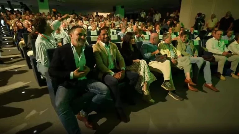 FOTOGRAFÍA. MADRID (REINO DE ESPAÑA), 29 DE JUNIO DE 2025. El presidente de esta organización política y de Patriots of Europe, Santiago Abascal Conde; el secretario General, Ignacio Garriga Vaz de Conceiçao; la portavoz de la portavoz de Agenda España y portavoz del Grupo Parlamentario en la Asamblea de Madrid, Isabel Pérez Moñino-Aranda; el Congreso de los Diputados y portavoz nacional de Economía, José María Figaredo Álvarez-Sala (José María Figaredo); y el portavoz nacional de Vivienda, Carlos Hernández Quero (Carlos H) participan este domingo en la Asamblea General Ordinaria 2025 de VOX bajo lema "Por una España Nueva y Decente", en el Auditorium Mutua Madrileña, ubicado en la calle de Eduardo Dato, 20, de Madrid. Lasvocesdelpueblo (Ñ Pueblo)