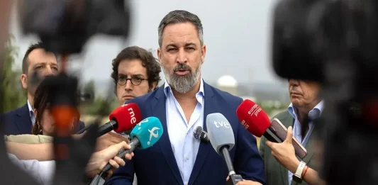 FOTOGRAFÍA. ALMARAZ (CÁCEREZ) EXTREMADURA (REINO DE ESPAÑA), 24 DE JUNIO DE 2025. El presidente de VOX y Patriots of Europe, Santiago Abascal Conde (primer plano); junto al portavoz adjunto de VOX en el Congreso y portavoz nacional de Economía atiende a los medios de comunicación ante la sede del Ministerio de Transportes, José María Figaredo Álvarez-Sala (José María Figaredo) (2 i); atiende a los medios de comunicación en Almaraz (Cáceres) Extremadura, durante una visita a la central nuclear de Almaraz, amenazada de cierre por la política suicida del Gobierno del migracionista, globalista y WOKE Pedro Sánchez Pérez-Castejón. Lasvocesdelpueblo (Ñ Pueblo)