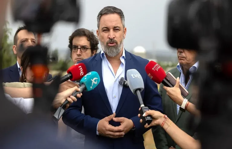 FOTOGRAFÍA. ALMARAZ (CÁCEREZ) EXTREMADURA (REINO DE ESPAÑA), 24 DE JUNIO DE 2025. El presidente de VOX y Patriots of Europe, Santiago Abascal Conde (primer plano); junto al portavoz adjunto de VOX en el Congreso y portavoz nacional de Economía atiende a los medios de comunicación ante la sede del Ministerio de Transportes, José María Figaredo Álvarez-Sala (José María Figaredo) (2 i); atiende a los medios de comunicación en Almaraz (Cáceres) Extremadura, durante una visita a la central nuclear de Almaraz, amenazada de cierre por la política suicida del Gobierno del migracionista, globalista y WOKE Pedro Sánchez Pérez-Castejón. Lasvocesdelpueblo (Ñ Pueblo)