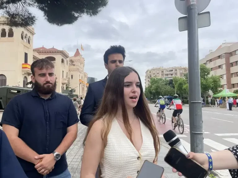 FOTOGRAFÍA. BARCELONA (CATALUÑA) REINO DE ESPAÑA, 08 DE JUNIO DE 2025. Los representantes de la nueva entidad juvenil Futuro Español (FE), Aaron Sánchez (i), secretario general de la entidad; y Abril López (c), de vicepresidente esta organización, han hecho declaraciones a la prensa hoy ante el Cuartel El Bruch de la ciudad condal, durante la tercera jornada de puertas abiertas que organiza la Inspección General del Ejército (IGE), en marco del Día de las Fuerzas Armadas 2025. Lasvocesdelpueblo (Ñ Pueblo)