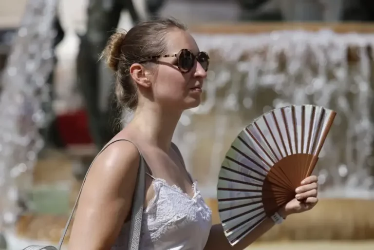 FOTOGRAFÍA. VALENCIA (COMUNIDAD VALENCIANA) REINO DE ESPAÑA, 29 DE JUNIO DE 2025. Una viandante se abanica para combatir el calor mientras pasea por Valencia este domingo. Efe
