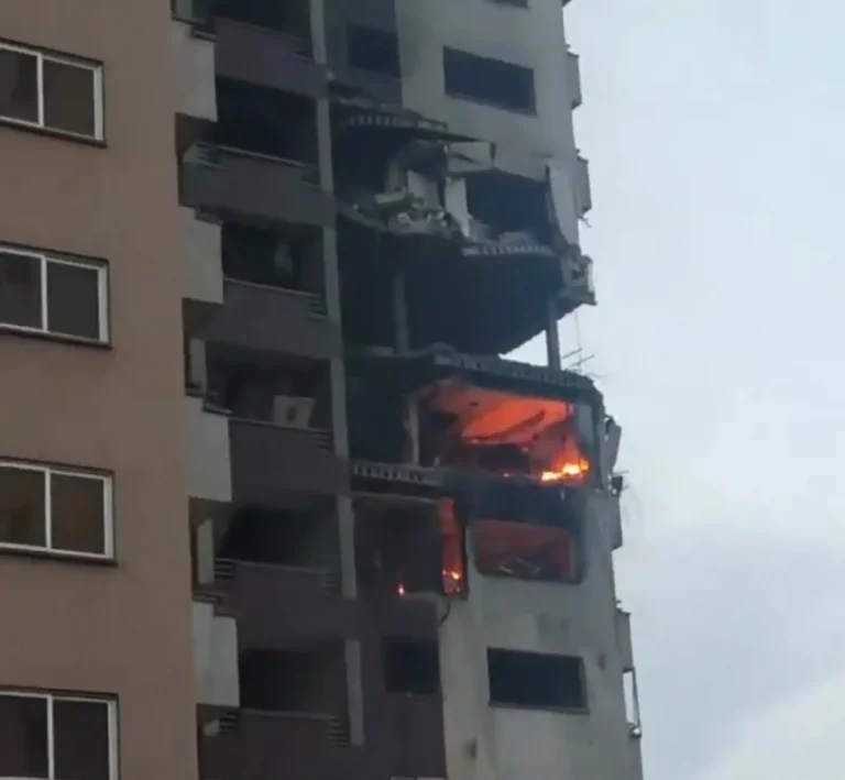 FOTOGRAFÍA. THERÁN (REPÚBLICA ISLÁMICA DE IRÁN), 13 DE JUNIO DE 2025. Esta madrugada, las Fuerzas de Defensa de Israel (FDI) del Ejército israelí Tzáhal "lanzaron una ofensiva preventiva, precisa y combinada para alcanzar el programa nuclear de la República islámica de Irán". Así han confirmado  fuentes militares israelíes en un comunicado. Captura vídeo de testigos iraníes/Lasvocesdelpueblo (Ñ Pueblo)