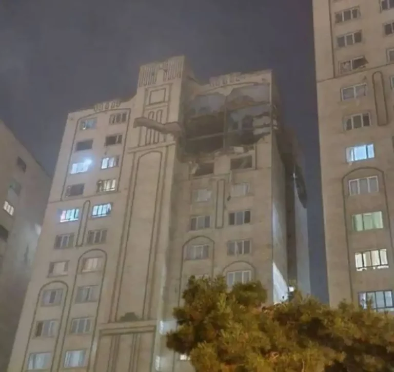 FOTOGRAFÍA. THERÁN (REPÚBLICA ISLÁMICA DE IRÁN), 13 DE JUNIO DE 2025. Esta madrugada, las Fuerzas de Defensa de Israel (FDI) del Ejército israelí Tzáhal "lanzaron una ofensiva preventiva, precisa y combinada para alcanzar el programa nuclear de la República islámica de Irán". Así han confirmado  fuentes militares israelíes en un comunicado. Captura vídeo de testigos iraníes/Lasvocesdelpueblo (Ñ Pueblo)