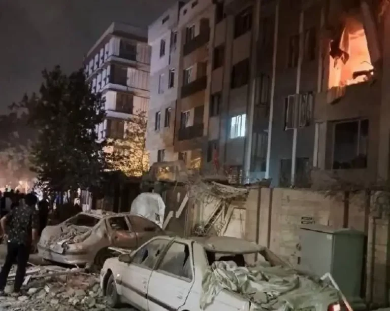 FOTOGRAFÍA. THERÁN (REPÚBLICA ISLÁMICA DE IRÁN), 13 DE JUNIO DE 2025. Esta madrugada, las Fuerzas de Defensa de Israel (FDI) del Ejército israelí Tzáhal "lanzaron una ofensiva preventiva, precisa y combinada para alcanzar el programa nuclear de la República islámica de Irán". Así han confirmado  fuentes militares israelíes en un comunicado. Captura vídeo de testigos iraníes/Lasvocesdelpueblo (Ñ Pueblo)