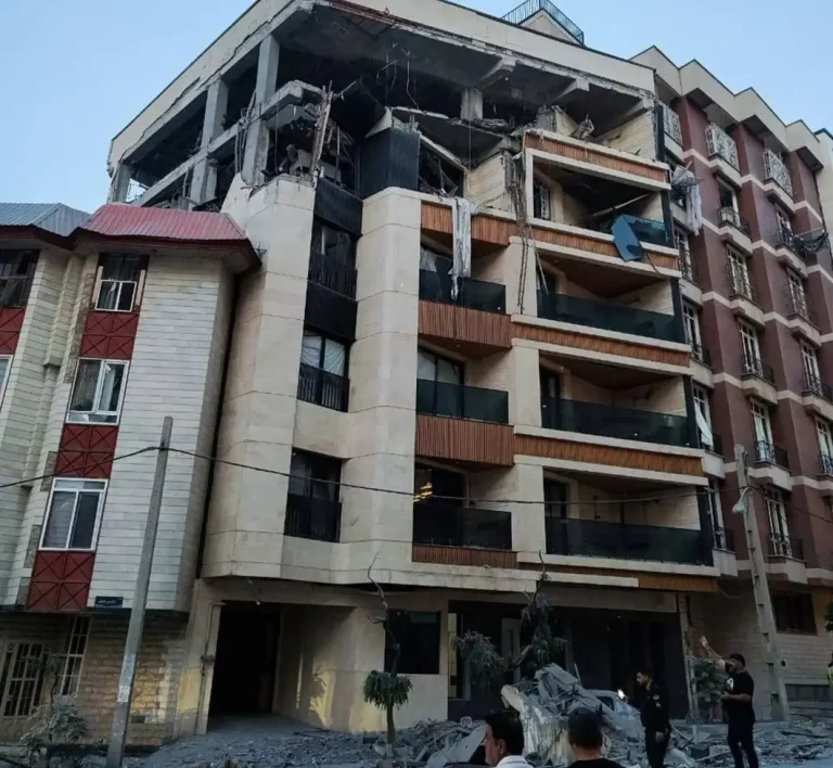 FOTOGRAFÍA. THERÁN (REPÚBLICA ISLÁMICA DE IRÁN), 13 DE JUNIO DE 2025. Esta madrugada, las Fuerzas de Defensa de Israel (FDI) del Ejército israelí Tzáhal "lanzaron una ofensiva preventiva, precisa y combinada para alcanzar el programa nuclear de la República islámica de Irán". Así han confirmado  fuentes militares israelíes en un comunicado. Captura vídeo de testigos iraníes/Lasvocesdelpueblo (Ñ Pueblo)