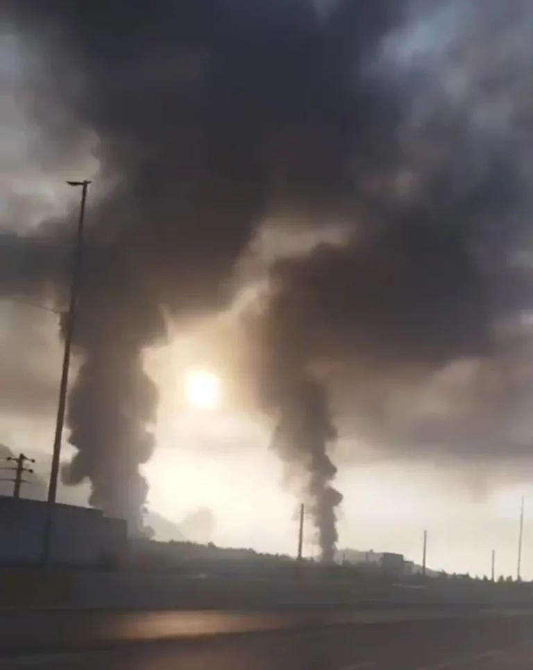 FOTOGRAFÍA. ZONA NUCLEAR (REPÚBLICA ISLÁMICA DE IRÁN), 13 DE JUNIO DE 2025. Esta madrugada, las Fuerzas de Defensa de Israel (FDI) del Ejército israelí Tzáhal "lanzaron una ofensiva preventiva, precisa y combinada para alcanzar el programa nuclear de la República islámica de Irán". Así han confirmado  fuentes militares israelíes en un comunicado. Captura vídeo de testigos iraníes/Lasvocesdelpueblo (Ñ Pueblo)