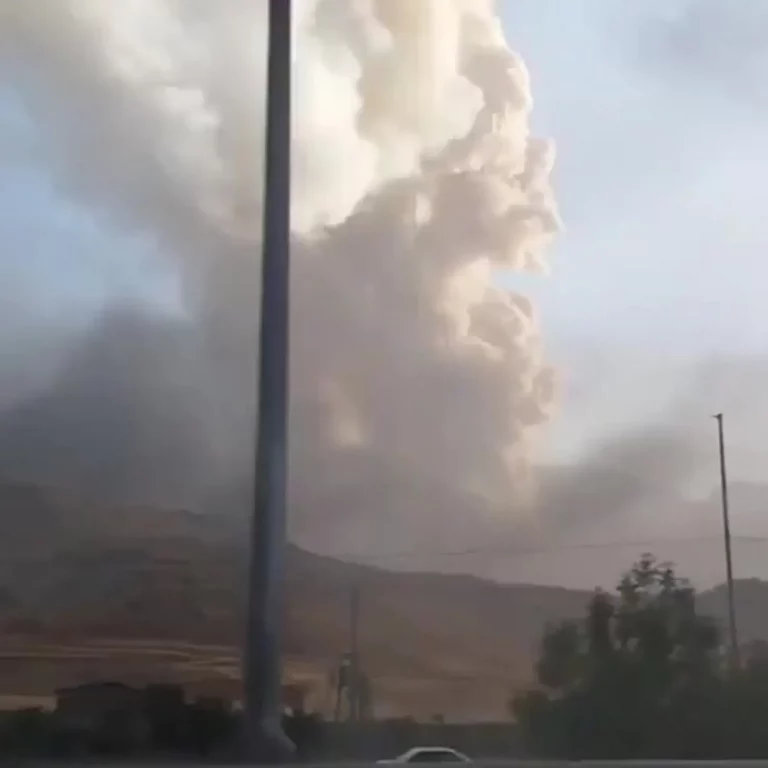 FOTOGRAFÍA. ZONA NUCLEAR (REPÚBLICA ISLÁMICA DE IRÁN), 13 DE JUNIO DE 2025. Esta madrugada, las Fuerzas de Defensa de Israel (FDI) del Ejército israelí Tzáhal "lanzaron una ofensiva preventiva, precisa y combinada para alcanzar el programa nuclear de la República islámica de Irán". Así han confirmado  fuentes militares israelíes en un comunicado. Captura vídeo de testigos iraníes/Lasvocesdelpueblo (Ñ Pueblo)