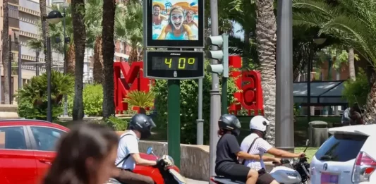FOTOGRAFÍA. MURCIA (REINO DE ESPAÑA), 26 DE JUNIO DE 2025. Un termómetro marca 40 grados en una calle de Murcia este jueves 26 de junio de 2025. Efe