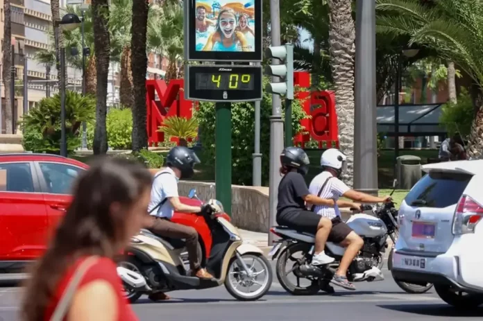 Aviso por altas temperaturas en España (36 y 38 grados), Murcia, 40 grados FOTOGRAFÍA. MURCIA (REINO DE ESPAÑA), 26 DE JUNIO DE 2025. Un termómetro marca 40 grados en una calle de Murcia este jueves 26 de junio de 2025. Efe
