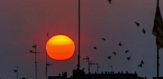 FOTOGRAFÍA. ZARAGOZA (ARAGÓN) REINO DE ESPAÑA, 08 DE JUNIO DE 2025. El sol se oculta este domingo en Zaragoza. Efe