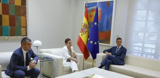 FOTOGRAFÍA. MADRID (REINO DE ESPAÑA), 18 DE JUNIO DE 2025. El presidente del Gobierno, Pedro Sánchez (d), durante la reunión que ha mantenido recibe este miércoles en la Moncloa con la portavoz parlamentaria de EH Bildu, Mertxe Aizpurua Arzallus (c), en el marco de la ronda abierta con los aliados de la investidura para evaluar la relación tras conocerse la presunta implicación de Santos Cerdán en una trama de corrupción. Junto a ellos el portavoz de EH Bildu en el Senado, Gorka Elejabarrieta (i). Efe