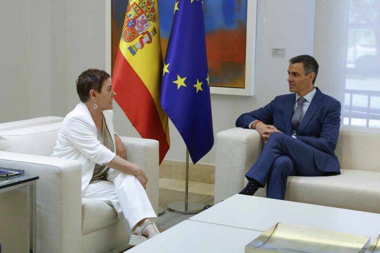 FOTOGRAFÍA. MADRID (REINO DE ESPAÑA), 18 DE JUNIO DE 2025. Bildu ETA registra varias condenas de los suyos con armas y explosivos. El presidente del Gobierno, Pedro Sánchez (d), durante la reunión que ha mantenido recibe este miércoles en la Moncloa con la portavoz parlamentaria de EH Bildu, Mertxe Aizpurua Arzallus (i), en el marco de la ronda abierta con los aliados de la investidura para evaluar la relación tras conocerse la presunta implicación de Santos Cerdán en una trama de corrupción. Junto a ellos el portavoz de EH Bildu en el Senado, Gorka Elejabarrieta. Efe