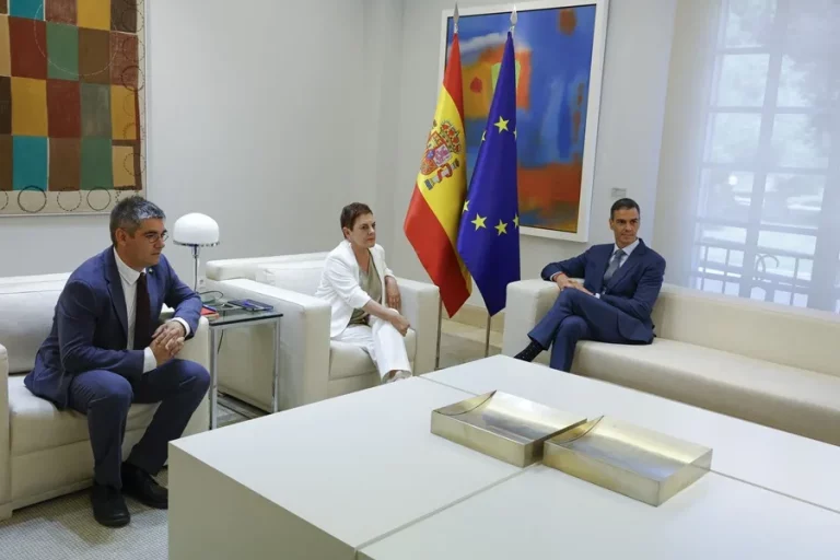 FOTOGRAFÍA. MADRID (REINO DE ESPAÑA), 18 DE JUNIO DE 2025. El presidente del Gobierno, Pedro Sánchez (d), durante la reunión que ha mantenido recibe este miércoles en la Moncloa con la portavoz parlamentaria de EH Bildu, Mertxe Aizpurua Arzallus (c), en el marco de la ronda abierta con los aliados de la investidura para evaluar la relación tras conocerse la presunta implicación de Santos Cerdán en una trama de corrupción. Junto a ellos el portavoz de EH Bildu en el Senado, Gorka Elejabarrieta (i). Efe